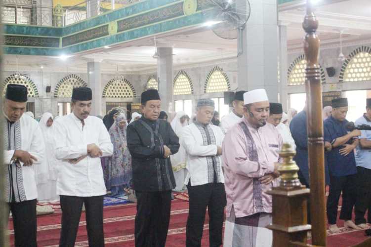 Bupati Bersama Ketua TP.PKK Inhil Laksanakan Amaliah Sholat Dhuha dan Tasbih Berjamaah