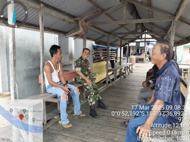 Babinsa Serma H. Situmorang Laksanakan Komsos dengan Masyarakat untuk Jaga Keamanan di Bulan Ramadhan