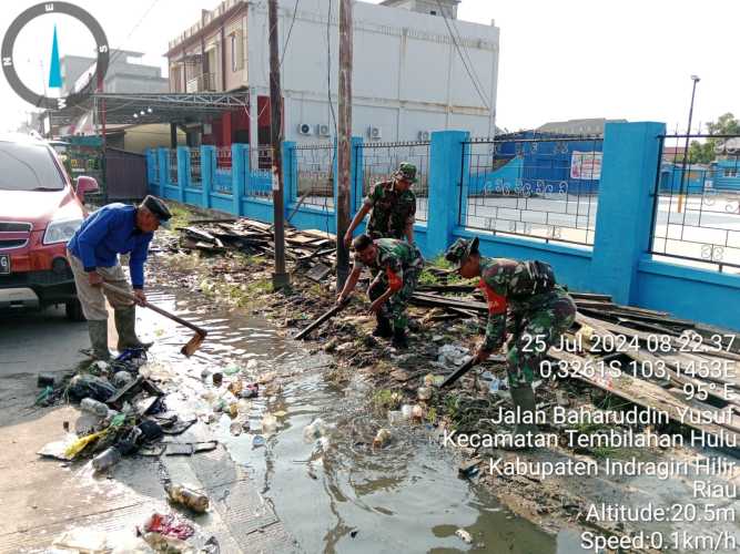 Cegah Banjir, Sertu Suratno Gotong Pimpin Royong Pembersihan Drainase