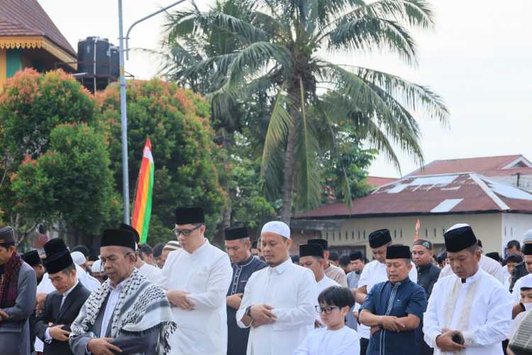 Salat Iduladha di Marpoyan Damai, Wako Agung Nugroho Janji Tuntaskan Banjir dan Jalan Rusak