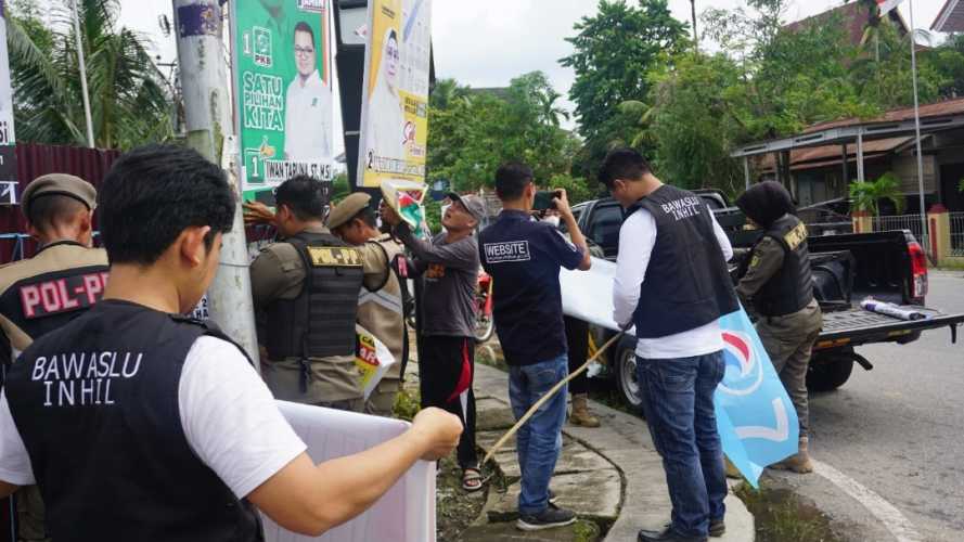 Bawaslu dan Satpol PP Inhil Tertibkan APK Yang Tidak Sesuai Penempatan