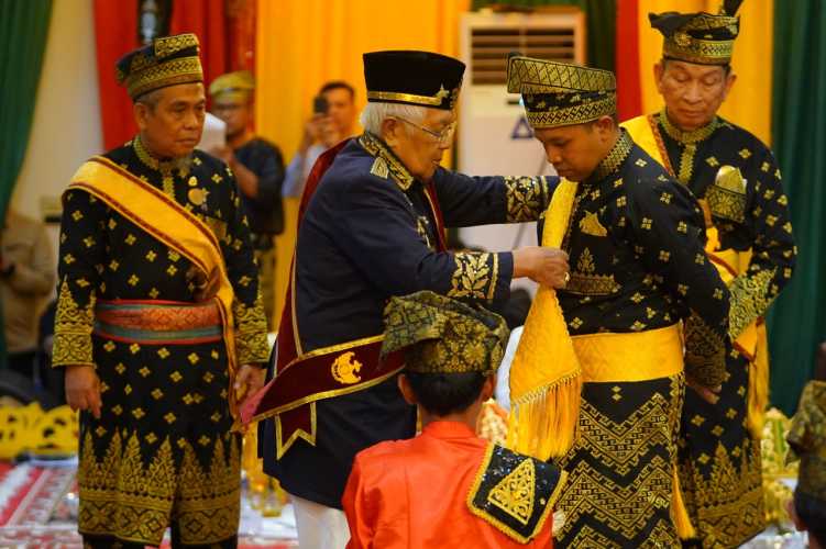 Gubernur Riau Abdul Wahid Resmi Menyandang Gelar Adat Kehormatan “Datuk Seri Setia Amanah”