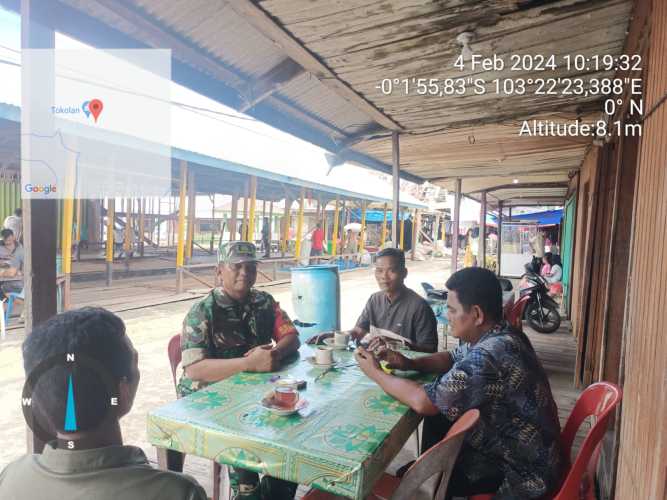 Babinsa Tokolan Membuka Komunikasi dengan Masyarakat dan Pedagang Setempat Terkait Kebersihan