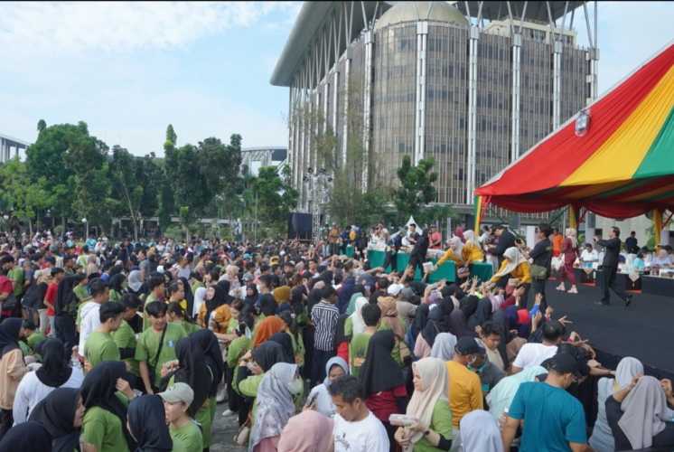 Ribuan Warga Padati Halaman Kantor Gubri Ikuti Senam Massal