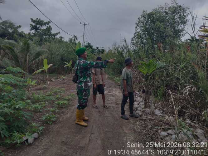 Babinsa Sungai Dusun Laksanakan Pengenalan Wilayah Tapal Batas