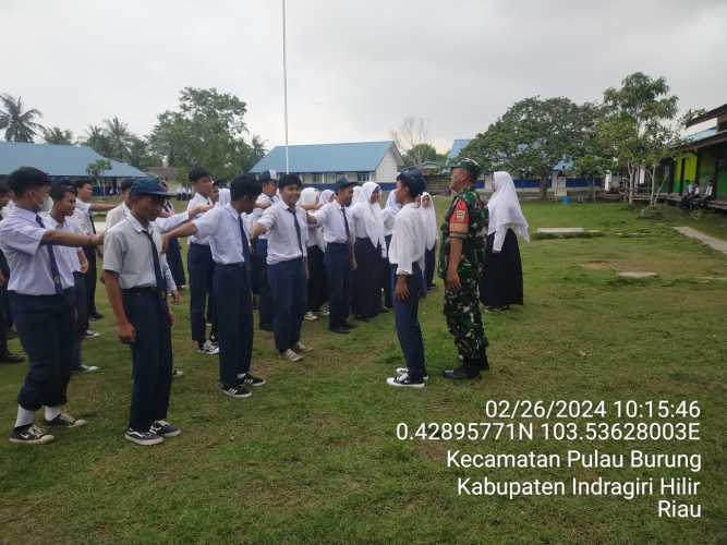 Seusai Upacara Senin Pagi, Babinsa Pulau Burung Sampaikan Materi Wasbang