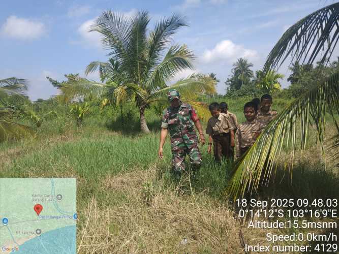 Babinsa Koramil 12/Batang Tuaka Gelar Patroli Tapal Batas untuk Jaga Kamtibmas