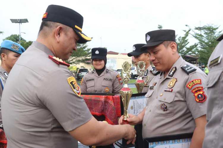Kapolres Batu Bara Berikan Penghargaan kepada 15 Personel Berprestasi, Tingkatkan Semangat Kerja dan Dedikasi di Lingkungan Polres