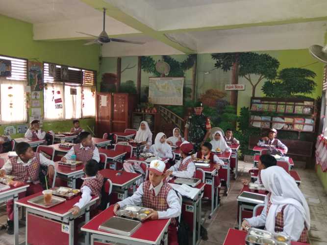 Sentuhan Hangat Babinsa Serda Ronal Manalu, Blusukan ke Sekolah dan Posyandu Pastikan Ribuan Anak Inhil Dapat Asupan Bergizi