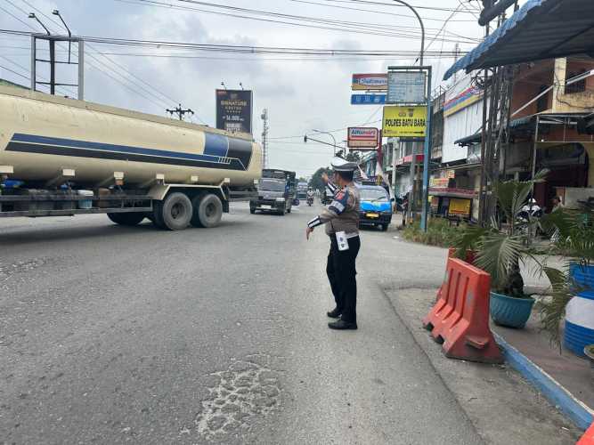Personil Sat Lantas Polres Batu Bara Laksanakan Pengaturan Lalu Lintas untuk Menjaga Kamseltibcar lantas
