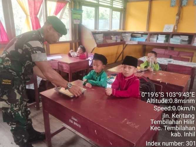 Sertu Jondri terjun langsung ke lapangan, memastikan kelancaran distribusi makanan bergizi