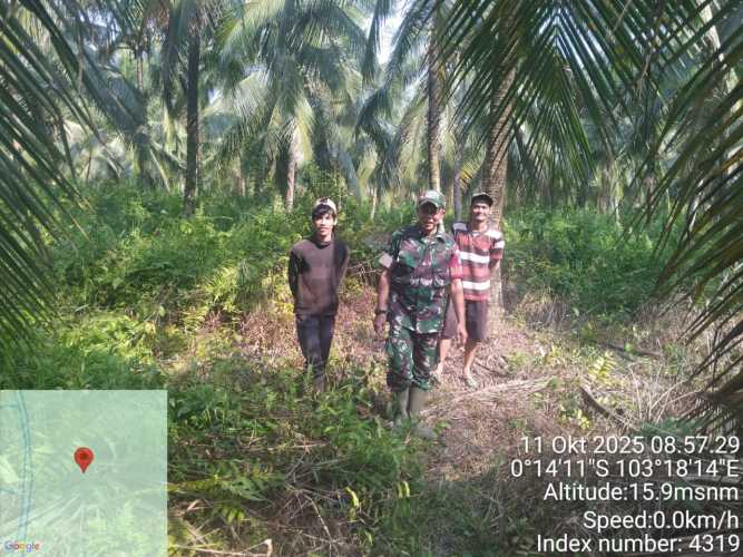 Babinsa Koramil 12/Batang Tuaka Laksanakan Patroli Tapal Batas Antisipasi Gangguan Kamtibmas di Sungai Piring