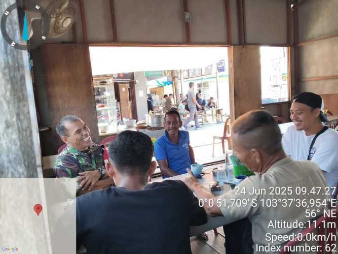 Babinsa Desa Belaras Aceh Tingkatkan Kebersamaan Sosial Melalui Komsos