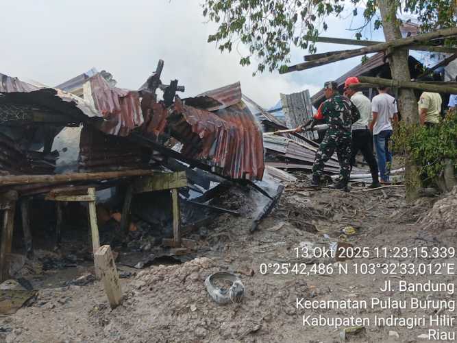 Babinsa Koramil 11/Pulau Burung Lakukan Aksi Cepat Pemadaman dan Evakuasi Kebakaran
