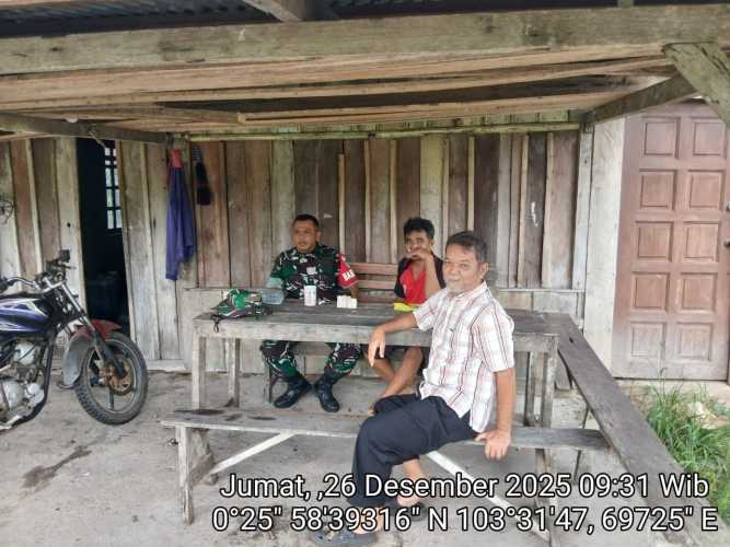 Babinsa Sungai Danai menjaga Komduk dan situasi Kamtibmas selama libur nasional: