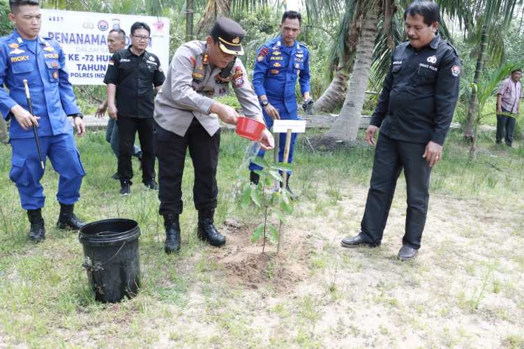 Kapolres Inhil Pimpin Penanaman Bibit Pohon dalam Rangka HUT ke-72 Humas Polri