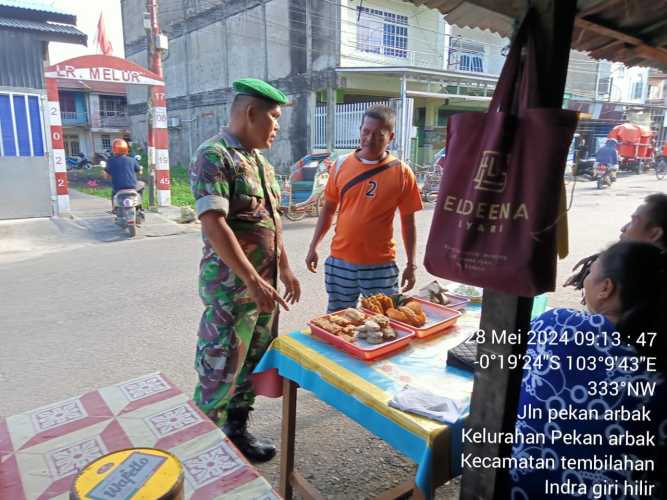 Babinsa Pekanarba Tinjau Perkembangan UMKM Setempat