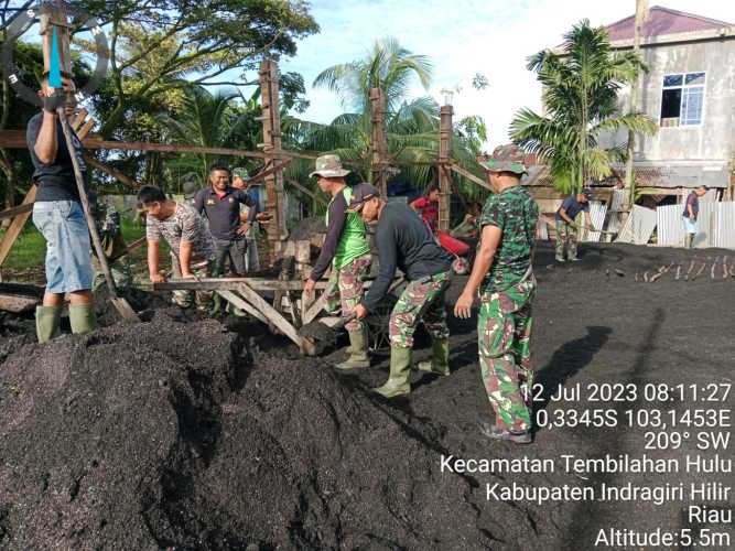 Serka Masri Pimpin Anggota Koramil 01/Tembilahan  Pembangunan Pangkalan di Kodim