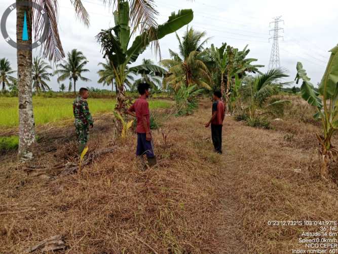 Babinsa Koramil 01/Tembilahan Lakukan Patroli Karlahut untuk Jaga Keamanan Warga Saat Lebaran