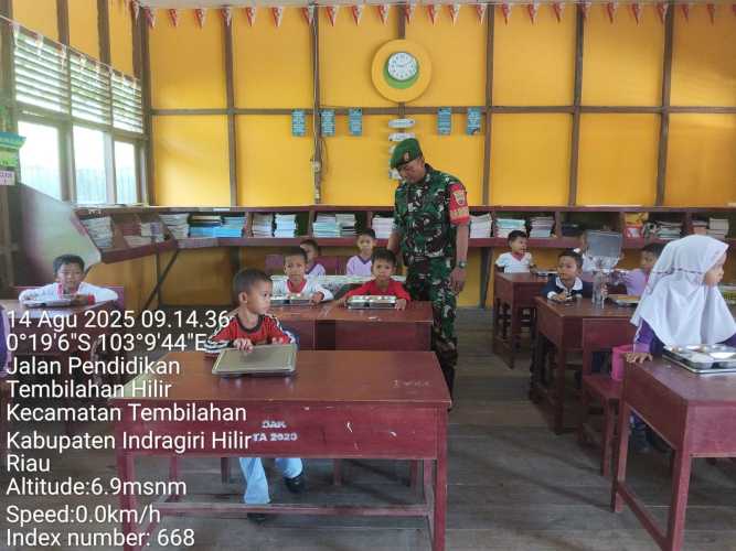 Sertu Suratno Lakukan Pendampingan MBG di Tembilahan Hilir