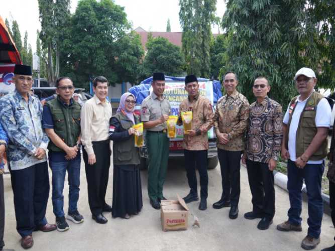 Wujud Kepedulian, Bupati Kampar Serahkan Bantuan Bencana kepada Pemkab Solok