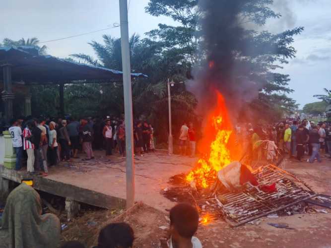 Demo Narkoba di Rohil Berujung Ricuh: Massa Bakar Rumah Diduga Bandar!