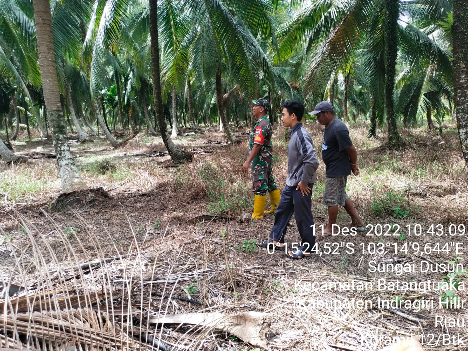 Babinsa Sungai Dusun Mengajak Warga Menjaga Lahannya