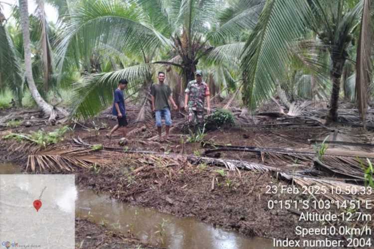 Sertu Januar bersama timnya berkeliling ke pemukiman warga dan area pertanian untuk memberikan himbauan langsung