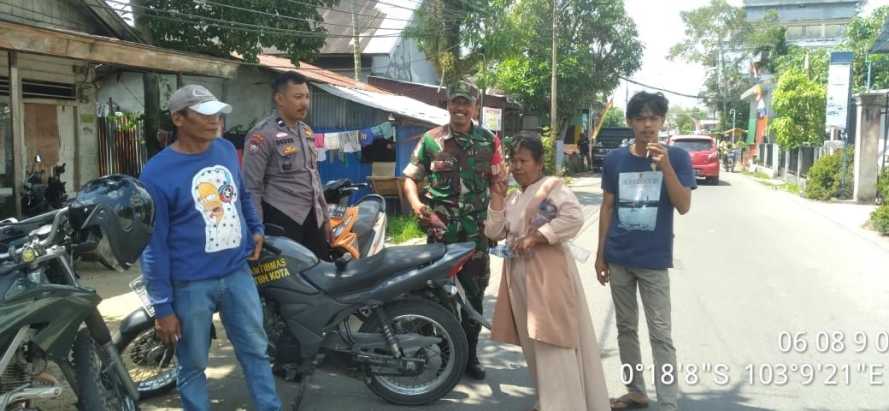 Serda Suratno Bersama Babin Turun Lapangan Sosialisasikan Penaikan Bendera Jelang Hari Kemerdekaan