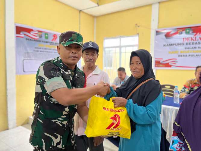 Babinsa Hadiri Deklarasi Kampung Bebas Narkoba dan Pembagian Sembako di Desa Pulau Burung