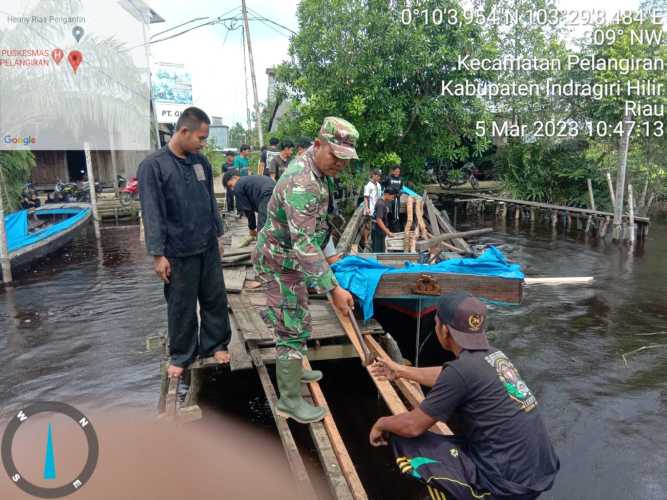 Babinsa Dampingi Kegiatan Gotong Royong, Tingkatkan Perbaikan Sarana Pelabuhan