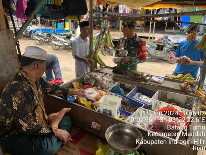 Babinsa Tokolan Bina Komunikasi dengan Pedagang Tempatan