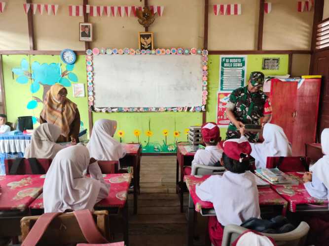 Babinsa Serda Miskal Kawal Distribusi 5.528 Porsi Makan Bergizi Gratis di Tembilahan Hulu