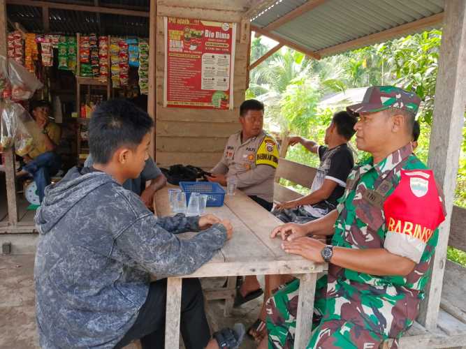 Babinsa Koramil 01/Tembilahan Menjaga Stabilitas Kamtibmas Lewat Pendekatan Proaktif