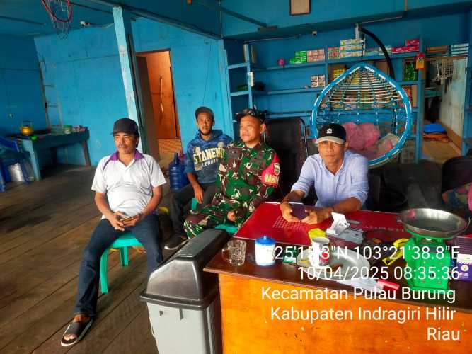 Babinsa Koramil 11/PBR Laksanakan KOMSOS di Desa Sri Danai Jaya, Pererat Silaturahmi Pasca Lebaran