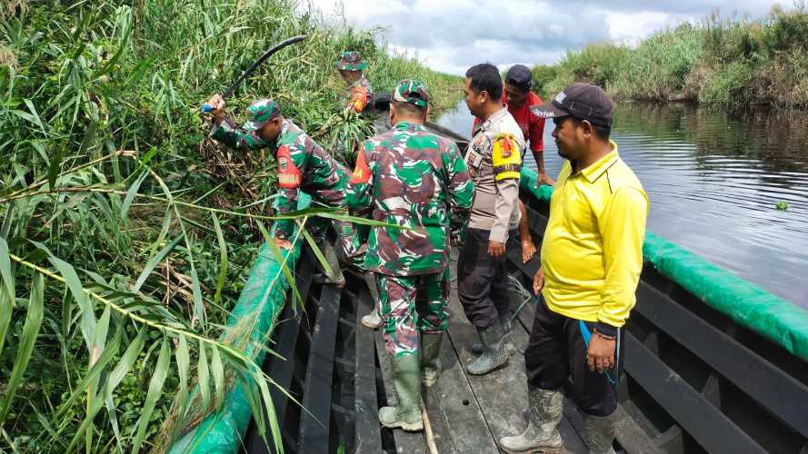 Cegah Timbulnya Banjir, Babinsa Mengajak Masyarakat Lalukan Pembersihan Sungai