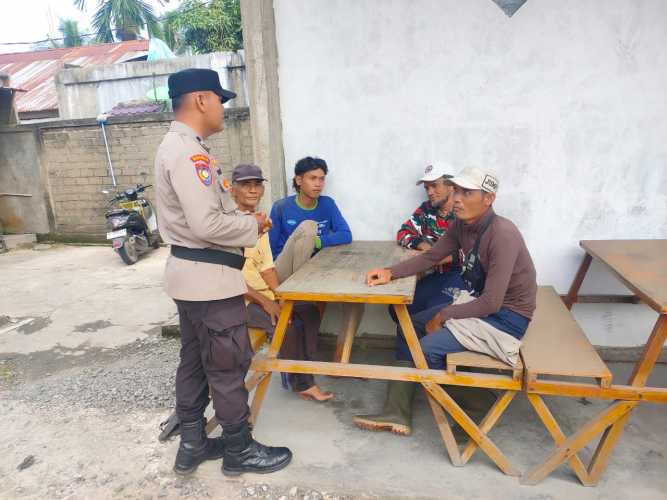 Bhabinkamtibmas Polsek Kempas Edukasi Warga, Waspada Berita Hoax Jelang Pilkada.