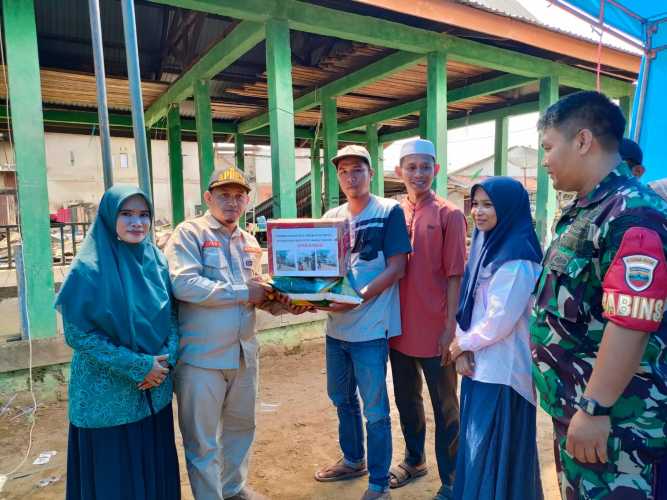 Lina Humaira Bersama Kades Sungai Intan Serahkan Bantuan Kepada Korban Kebakaran Sialang Panjang