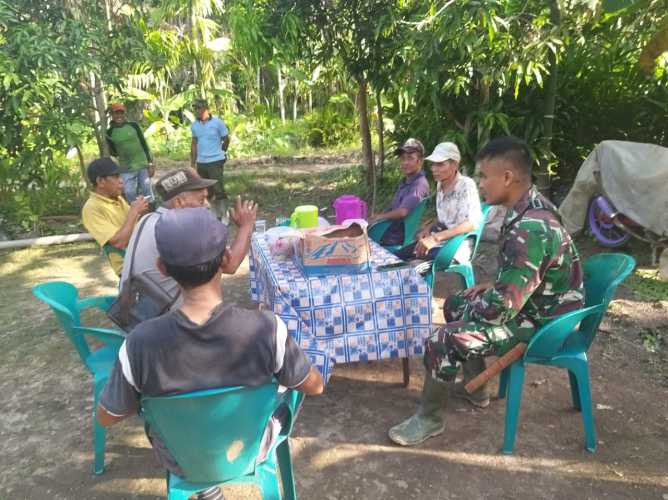 Serka Ogen Komsos Bersama Kepala Dusun Terjun Desa Teluk sungka