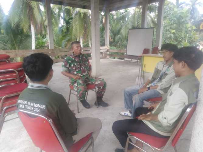 Babinsa Koramil 01/TBH Perkuat Persatuan Warga Desa Pekan Kamis melalui Komsos