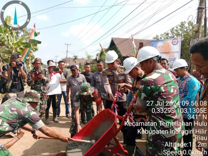 Dandim Pimpin Bakti Sosial Gotong Royong dengan Masyarakat di Tembilahan Hulu.