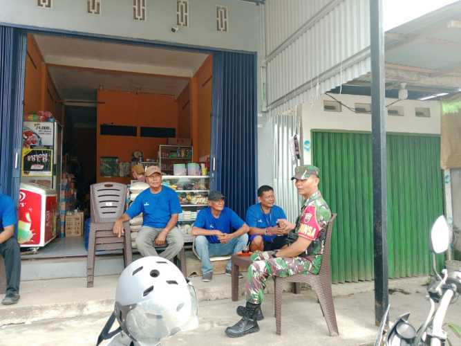 Babinsa Koramil 01/Tembilahan Pendamping Penyaluran Beras dan Jalin Komunikasi dengan Buruh Gudang Bulog