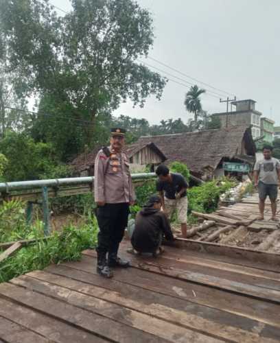 Terkait Kondisi Jembatan Parit Landang yang Rusak, Kapolsek Keritang Kerahkan Personilnya Melakukan Perbaikan