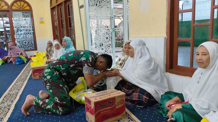 Dandim 0208/Asahan Melaksanakan jum'at berkah di Masjid Rabiatul Hasanah jalan Akasia Lk. V Kel. Mekar Baru Kec. Kisaran Barat.