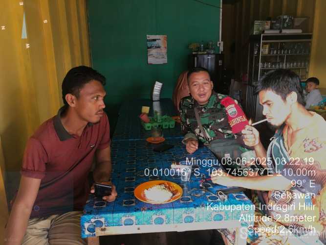 Babinsa Desa Bekawan Perluas Jaring Kamtibmas melalui Komsos Intensif di Momen Idul Adha
