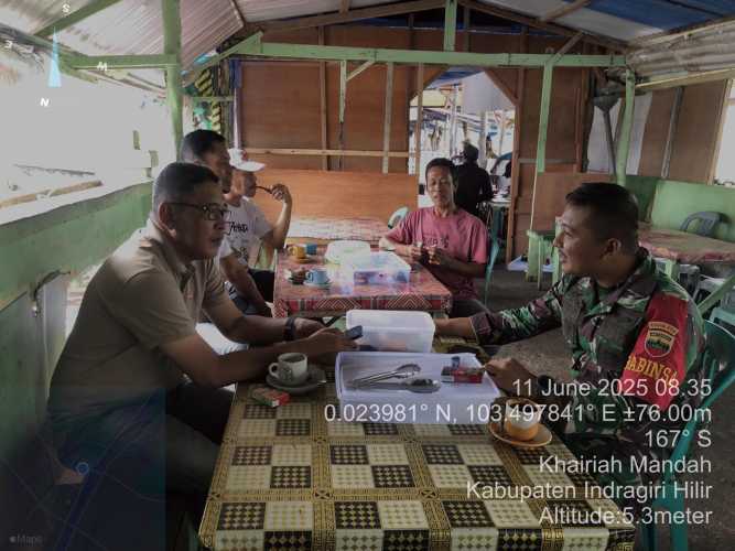 Babinsa Desa Bekawan Tingkatkan Pengendalian Konflik Sosial Melalui Komsos