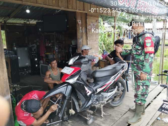 Babinsa Dorong Warga Sungai Junjangan Tingkatkan Pendapatan Lewat Usaha Bengkel dan Berkebun