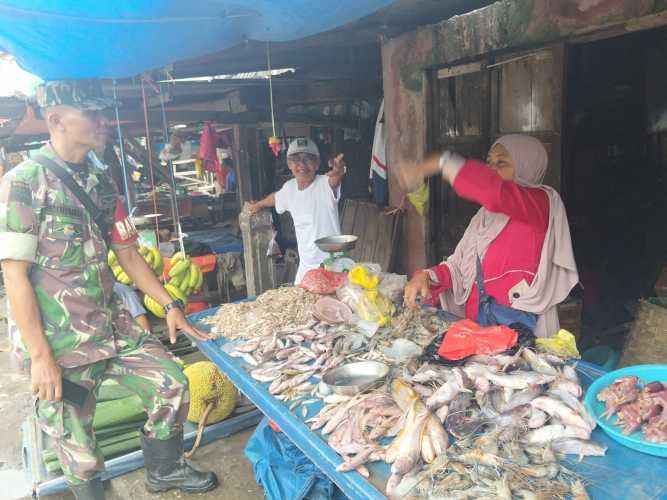 Babinsa Tembilahan Hulu Lakukan Komsos dengan Pedagang di Parit 11