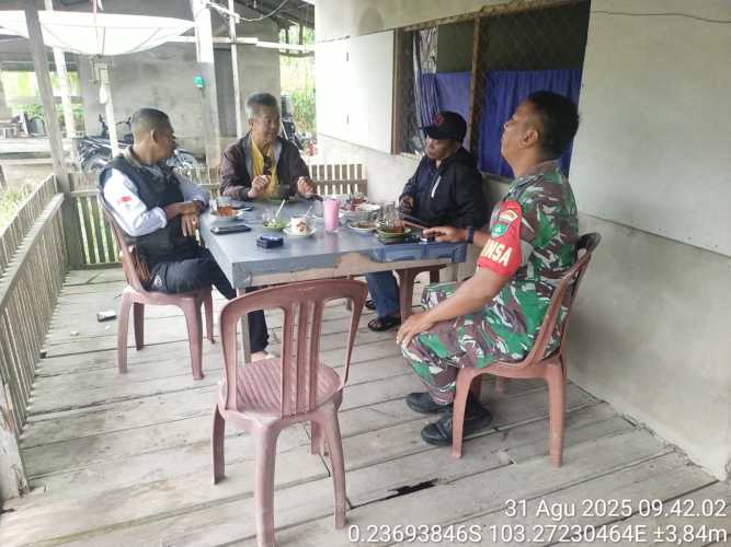 Babinsa Koramil 12/Btk Giat Komsos di Kampung Pancasila, Implementasikan Nilai Gotong Royong