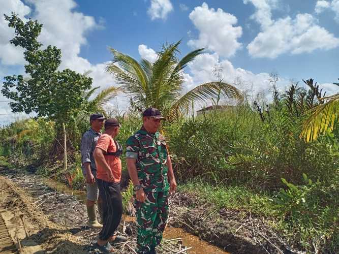 Babinsa Tembilahan Hilir Terus Menjaga Tapal Batas Wilayah Melalui Patroli Terpadu